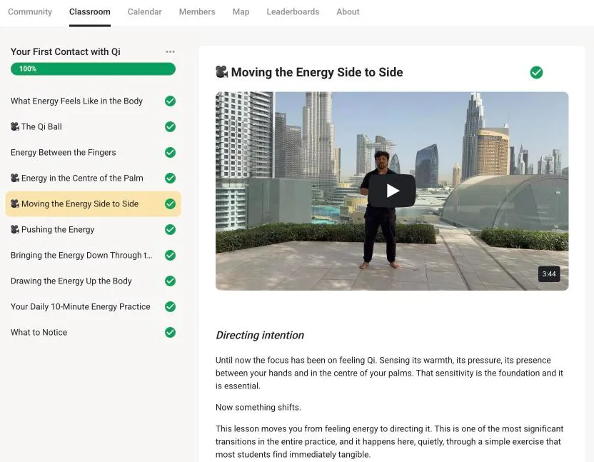 A lesson in the online school: video of Dr. Daniel with the list of lessons of the course